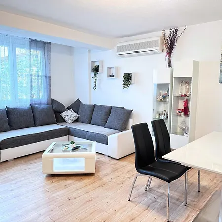 Rose, Centar דירה